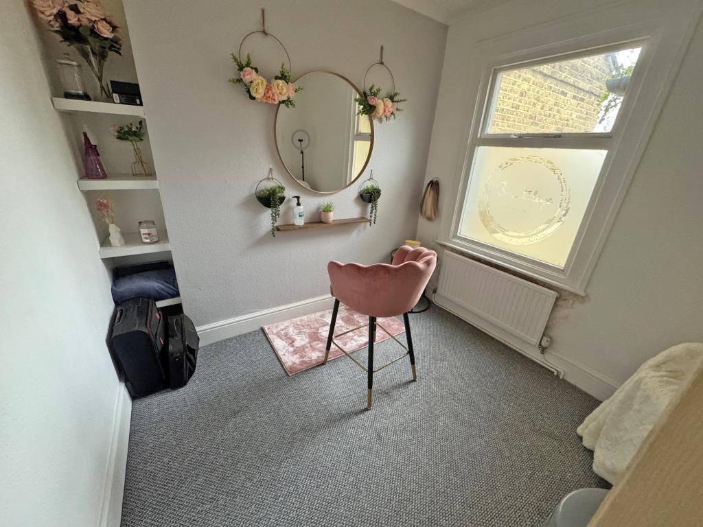 Lot: 62 - HAIRDRESSERS WITH TWO-BEDROOM FLAT AND GARAGE - Bedroom 2